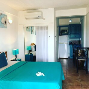 Blackout drapes, iron/ironing board, bed sheets - Seabreeze Hotel (St. George's)