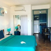 Cortinas blackout, tabla de planchar con plancha y ropa de cama 