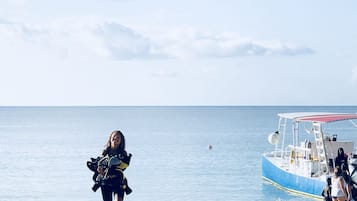 En strandscen med en båt och människor.