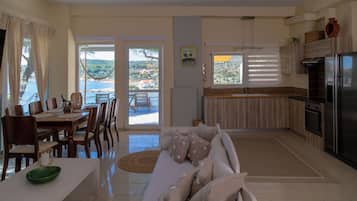 Comfort Villa | Living area | Flat-screen TV