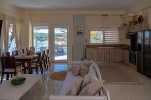 Living area - Poseidon Beach Villas (Lavreotiki)