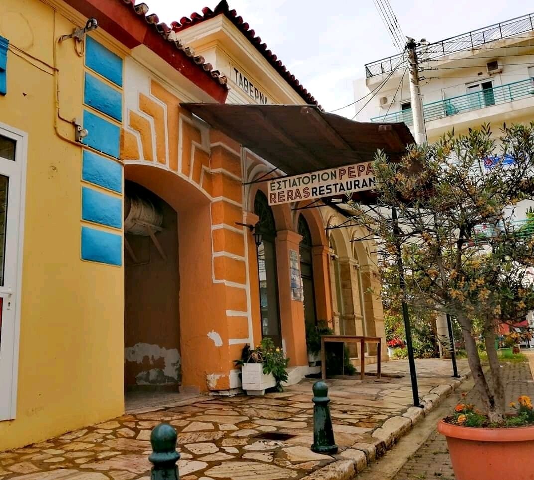 Un edificio con un letrero que dice 