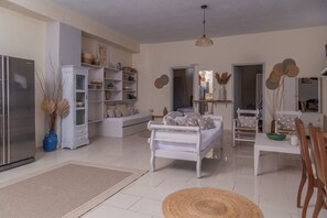 Villa Confort | Zona de estar | Una televisión de pantalla plana