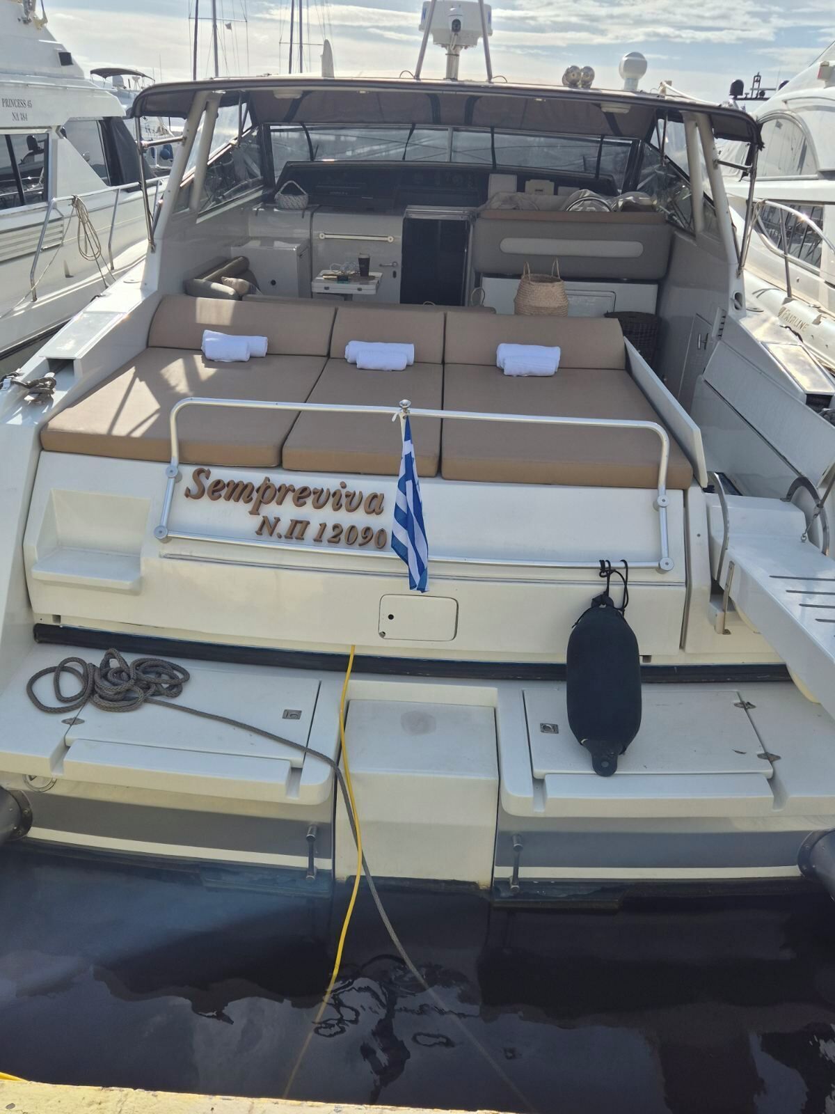 Un bateau doté d’un espace de détente, d’une plaque portant son nom et d’un pavillon.