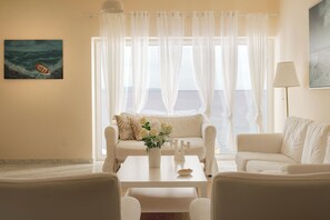 Three Bedroom Villa Sea View(2-8 Adults) | Wohnbereich | Flachbildfernseher