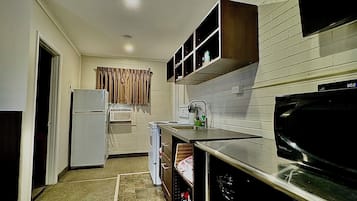 Phòng Suite Deluxe | Bếp riêng | Tủ lạnh, lò vi sóng, dụng cụ pha cà phê/trà, lò nướng bánh mì