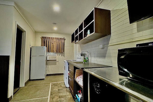 Suite Deluxe | Cocina privada | Refrigerador con congelador, microondas, cafetera y tetera y tostadora