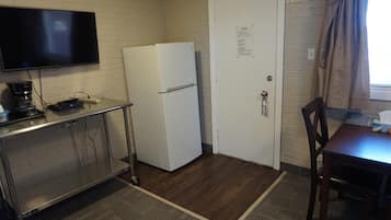 Full-sized fridge, microwave, coffee/tea maker, toaster