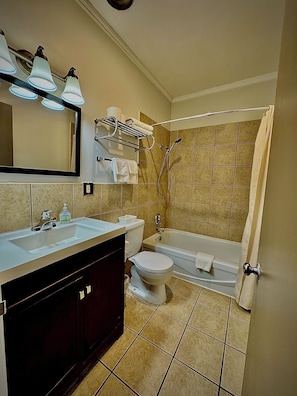 Habitación estándar doble | Baño | Ducha y bañera combinadas y toallas