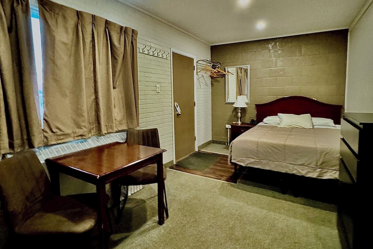 Deluxe Suite | Desk, blackout drapes, free WiFi
