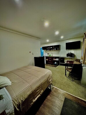 Deluxe Suite | Living area - Caravel Motel (Swift Current)