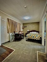 Escritorio, cortinas blackout y wifi gratis 