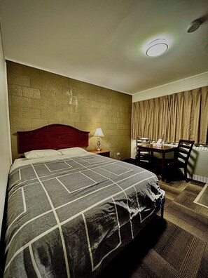 Desk, blackout drapes, free WiFi - Caravel Motel (Swift Current)