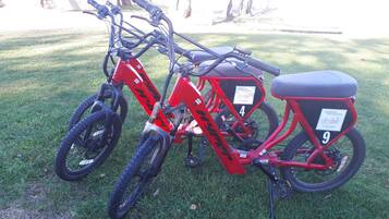 Un vélo rouge avec une selle noire et le numéro 9 à l’arrière.