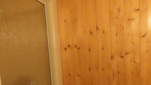 A wooden floor with a towel hanging on the wall. - Auberge Pourvoirie Isle-aux-Grues (Saint-Antoine-de-l'Isle-aux-Grues)