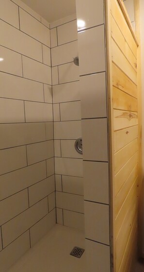 Habitación superior, 1 cama Queen size, frente al mar | Baño | Regadera, amenidades de baño gratuitas, secadora de cabello, toallas 