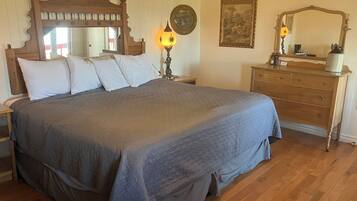 Rom – standard, 1 queensize-seng, sjøvendt | Individuelt dekorert, individuelt innredet og blendingsgardiner