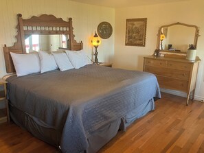 Habitación estándar, 1 cama Queen size, frente al mar | Decoración personalizada, muebles diferentes y cortinas blackout