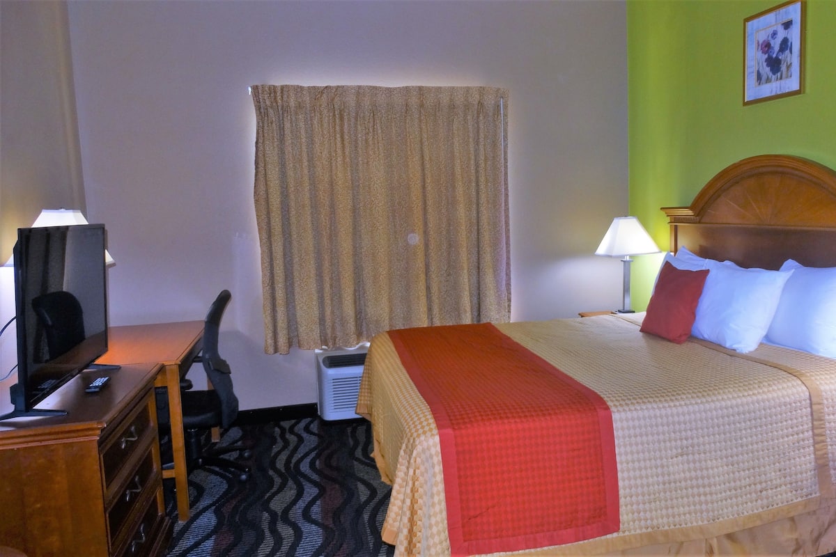 Room, 1 King Bed, Hot Tub, Non Smoking | Soundproofing, iron/ironing board, free WiFi