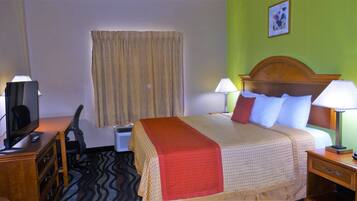 Huone, 1 suuri parisänky, poreamme | Äänieristys, silitysrauta/-lauta, ilmainen Wi-Fi