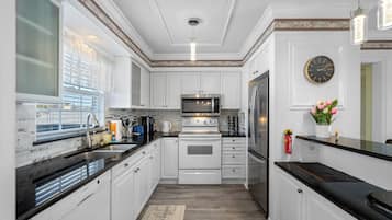 Carousel Suites #10 | Eigene Küche | Großer Kühlschrank, Mikrowelle, Wasserkocher mit Kaffee-/Teezubehör