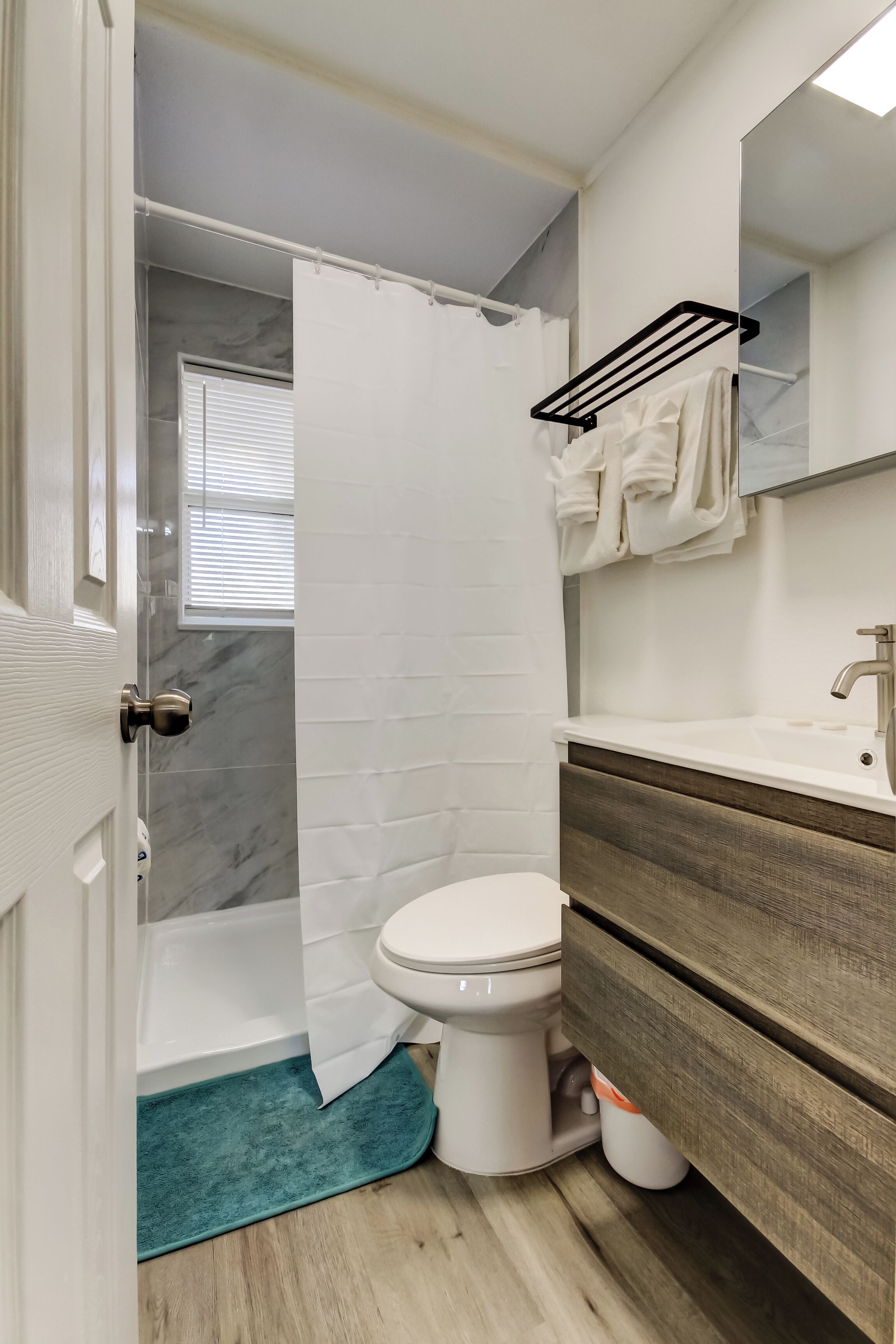 Carousel #9 | ห้องน้ำ | ไดร์เป่าผม, ผ้าเช็ดตัว, สบู่, ยาสระผม