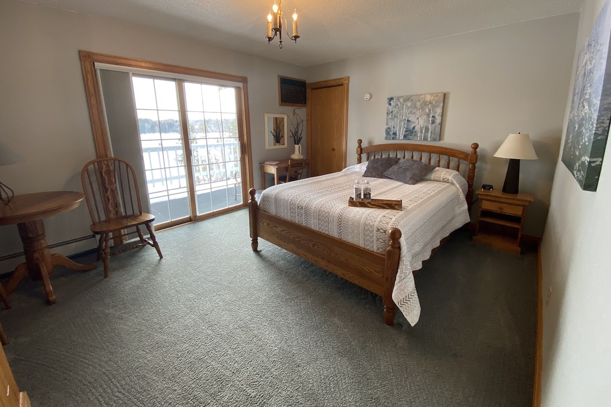 Kamer, 1 queensize bed, privébadkamer, uitzicht op meer | 1 slaapkamer, individueel gedecoreerd, individueel gemeubileerd