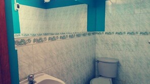 Habitación triple | Baño | Ducha y toallas