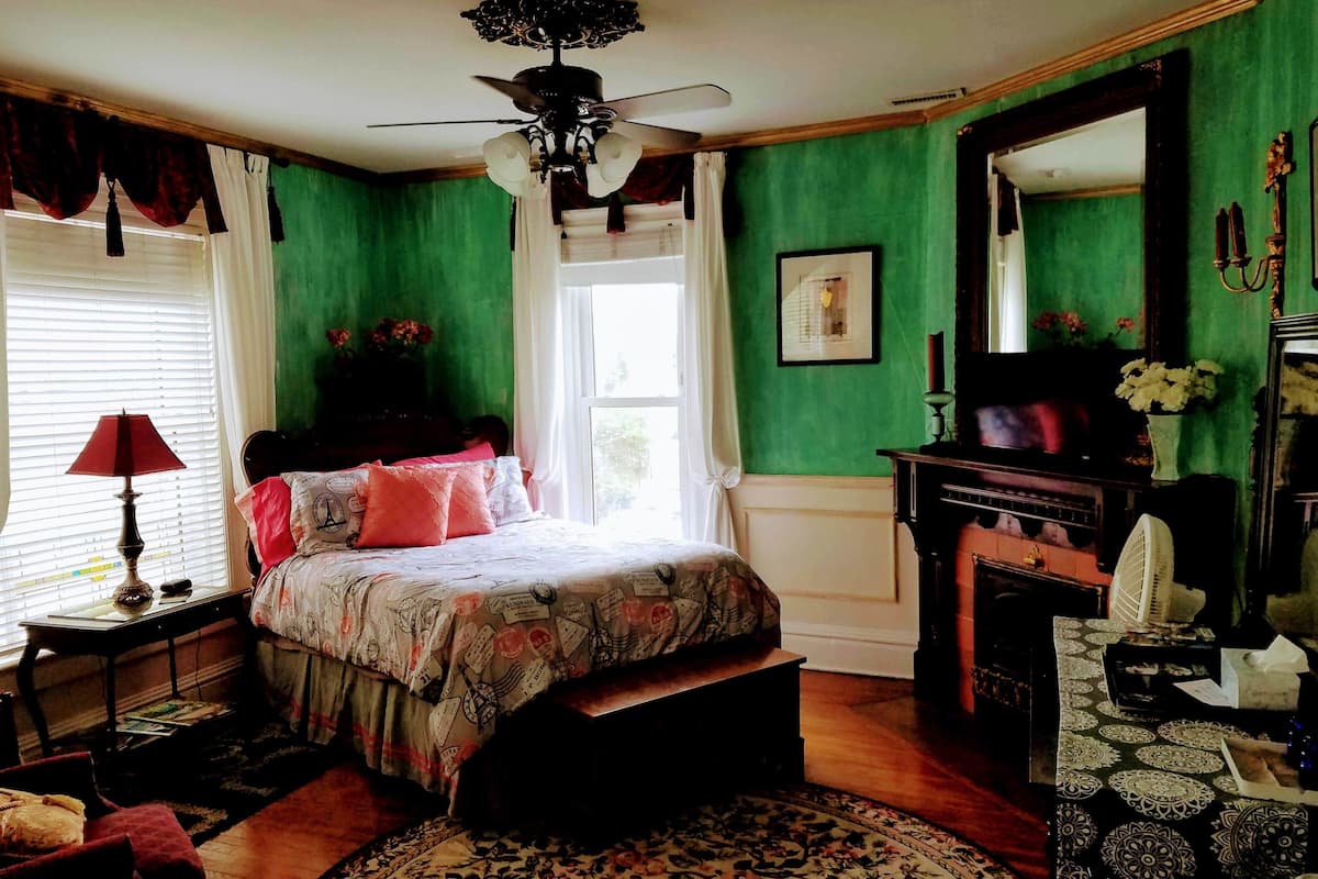 Comfort kamer, privébadkamer | Lakens van Egyptisch katoen, donzen dekbedden, een bureau
