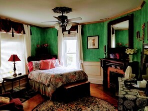 Rom – comfort, privat bad | Sengetøy i egyptisk bomull, dundyner, skrivebord og strykejern/-brett