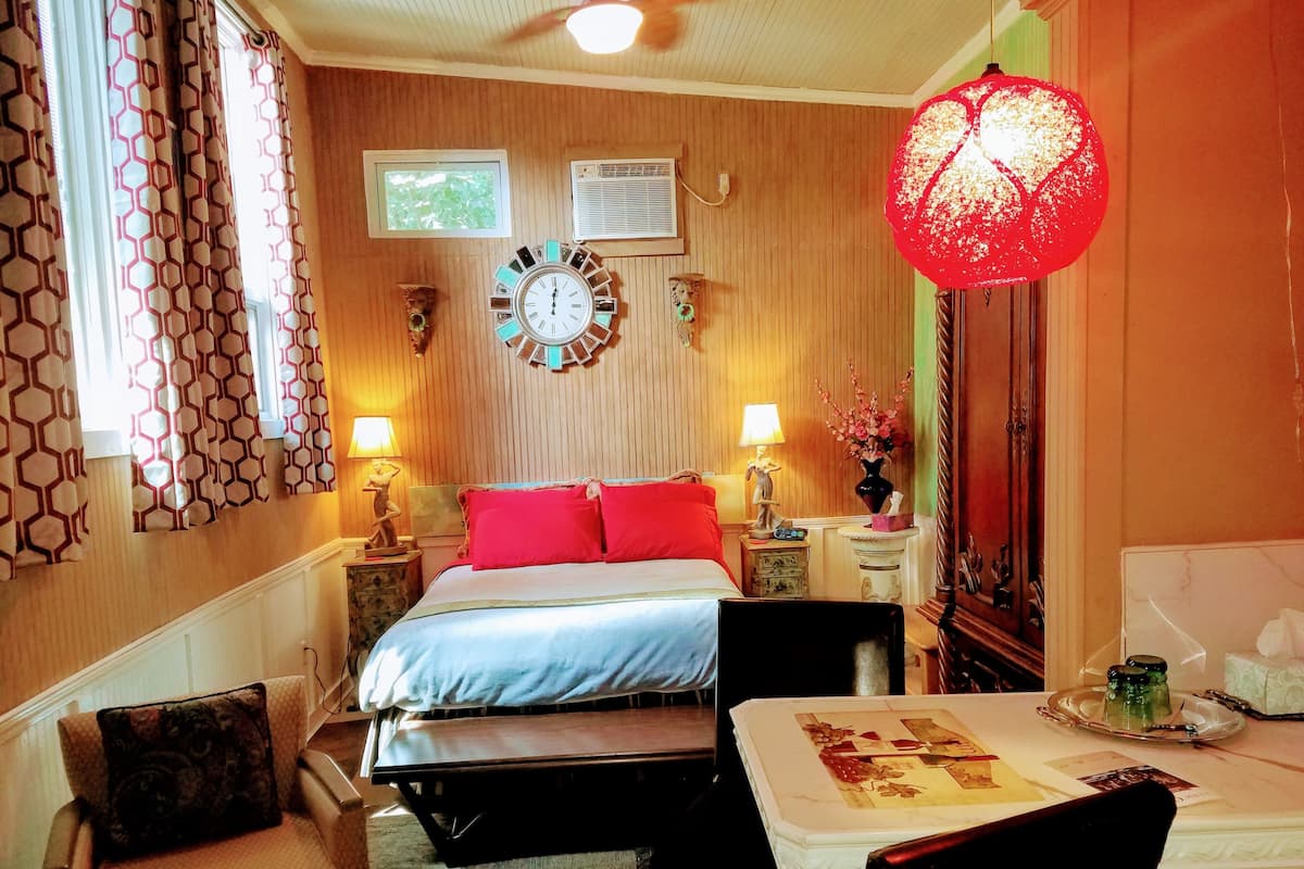 Suite, privébadkamer (Carriage House) | Lakens van Egyptisch katoen, donzen dekbedden, een bureau