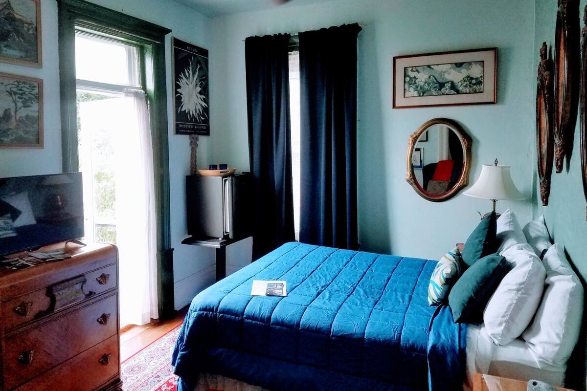 Rom, privat bad (Deco Room) | Sengetøy i egyptisk bomull, dundyner, skrivebord og strykejern/-brett