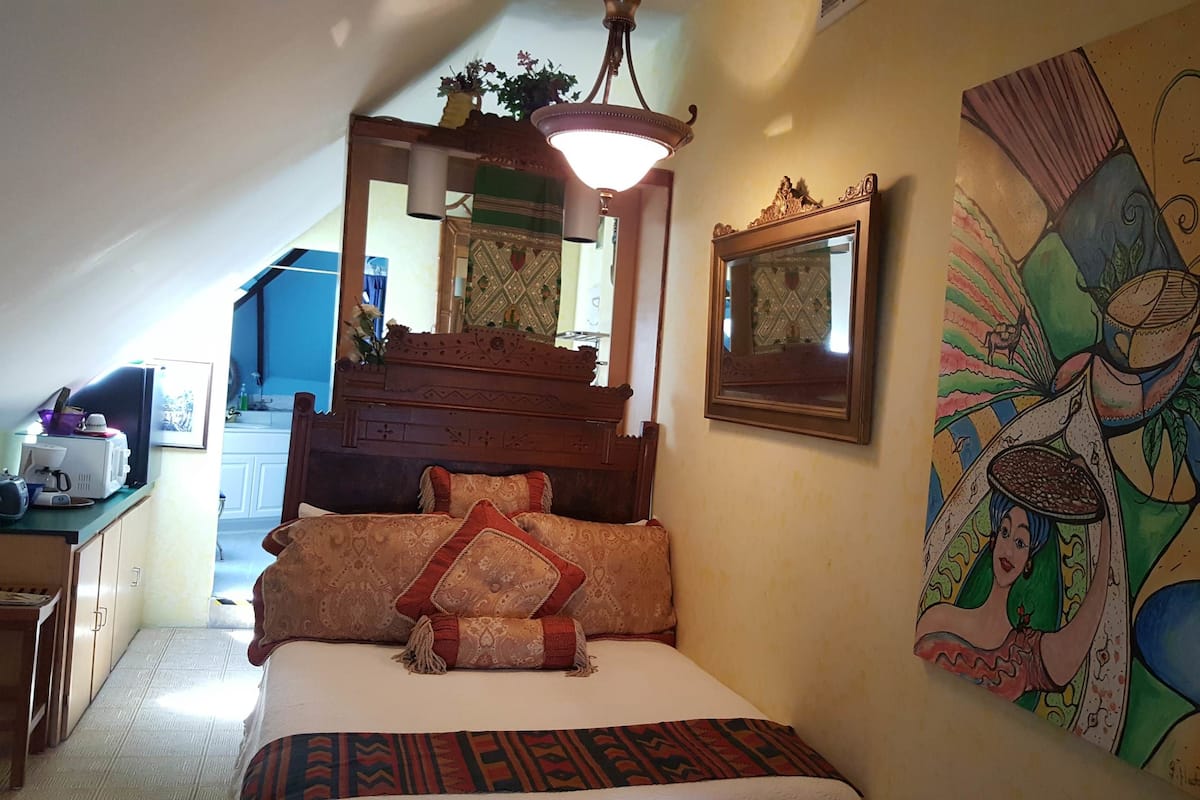 Kamer, privébadkamer | Lakens van Egyptisch katoen, donzen dekbedden, een bureau
