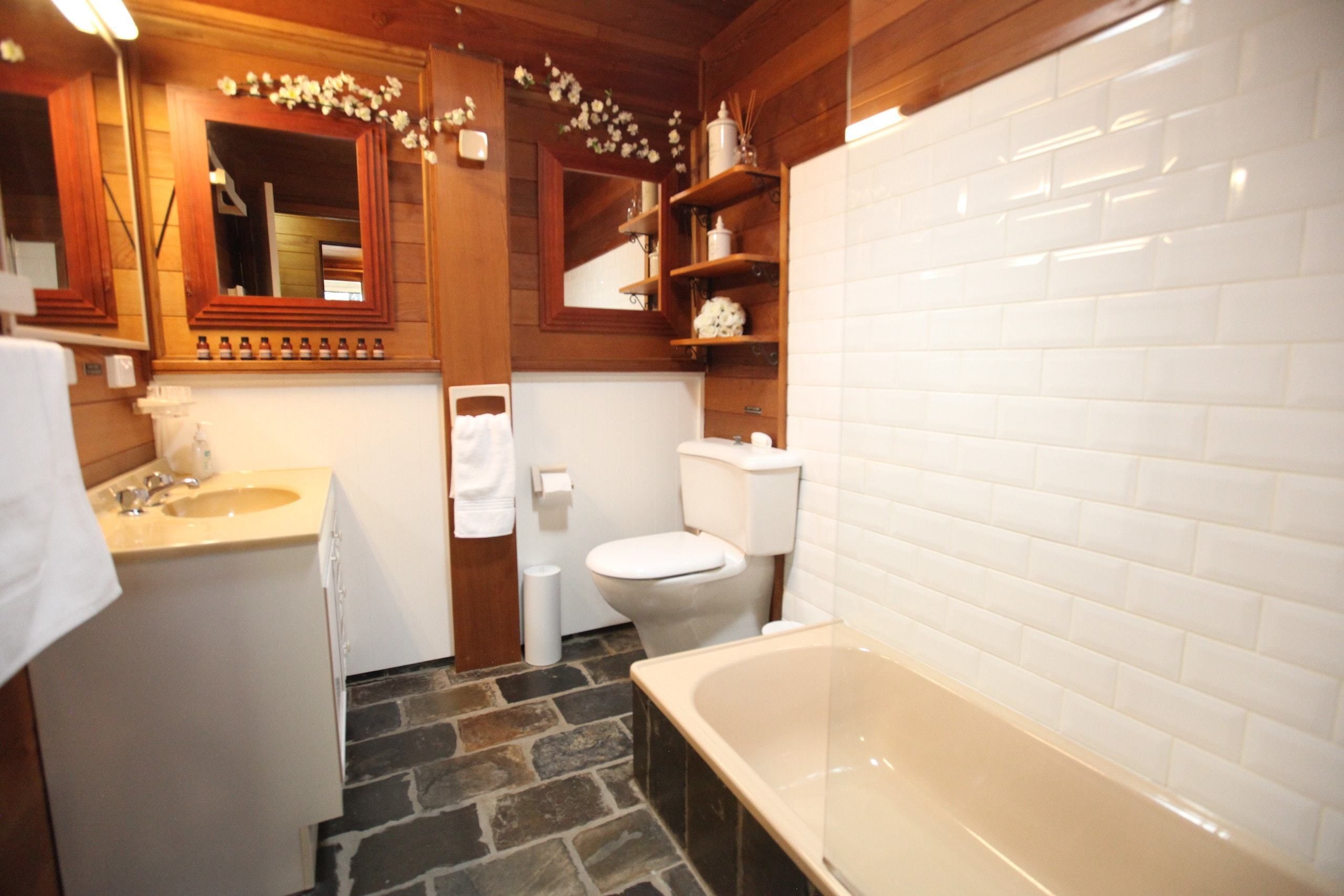 Baita, 3 camere da letto, vista montagna | Bagno | Combinazione doccia/vasca, set di cortesia gratuito, asciugamani