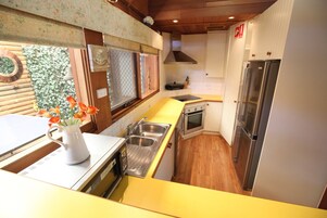 3 habitaciones, tabla de planchar con plancha y cunas gratuitas 