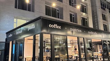 Frokost, lunsj og middag serveres, lokale og internasjonale retter