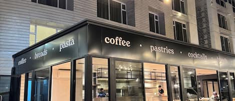 Sarapan dihidangkan, masakan tempatan dan antarabangsa