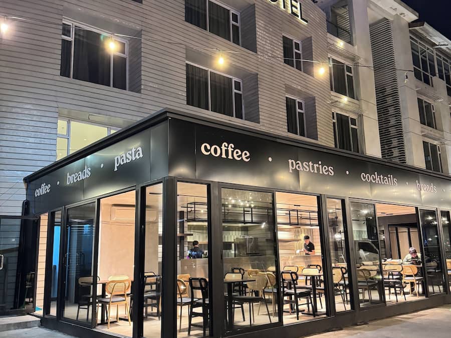 Se sirven desayunos, almuerzos, cenas y cocina local e internacional