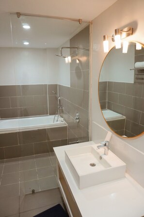 Premier Room | Bathroom | Free toiletries, hair dryer, slippers, towels