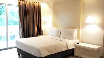 Junior kamer | Een kluis op de kamer, een bureau, een strijkplank/strijkijzer