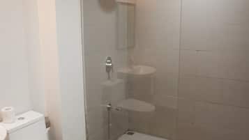 Junior-værelse | Badeværelse | Gratis toiletartikler, hårtørrer, hjemmesko, håndklæder