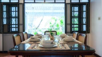 4-Bedroom House with Garden | Servicio a la habitación