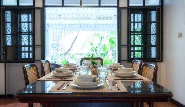 4-Bedroom House with Garden | In-room dining