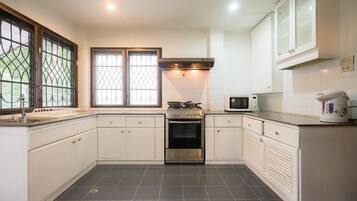 4-Bedroom House with Garden | Cocina privada | Refrigerador con congelador, microondas, horno y parrilla de estufa