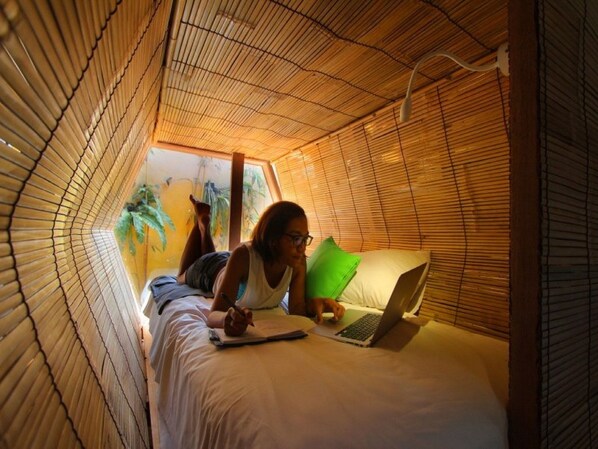 Dormitório compartilhado com design assinado, somente para mulheres, 2 banheiros | Cofres nos quartos, escrivaninha, ferros/tábuas de passar roupa