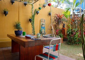 Serviço de café da manhã, local e internacional, vistas para o jardim 