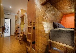 Cofres nos quartos, escrivaninha, ferros/tábuas de passar roupa