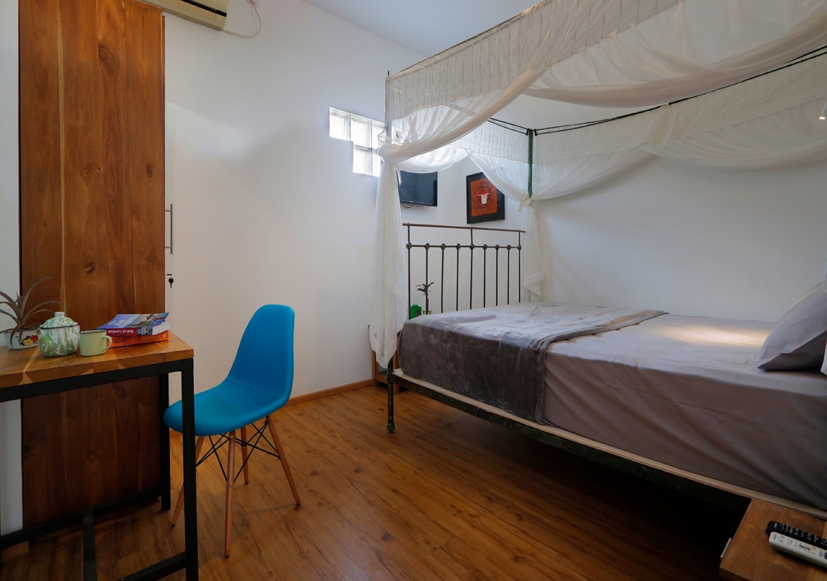 Quarto casal standard, 1 cama de casal | Cofres nos quartos, escrivaninha, ferros/tábuas de passar roupa