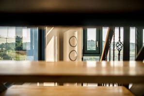 Loft (2 Beds) | Coin séjour | Télévision à écran plat de 65 pouces avec chaînes par câble, télévision