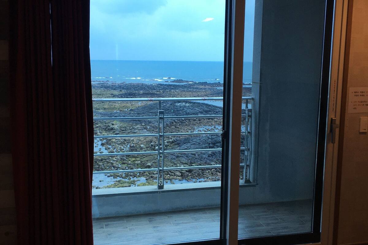 deluxe double room, 1 queen bed, ocean view | free wifi, bed sheets